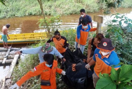 Warga Mendalam, Berangkat Mandi Berujung Mengapung di Sungai - GenPI.co KALBAR