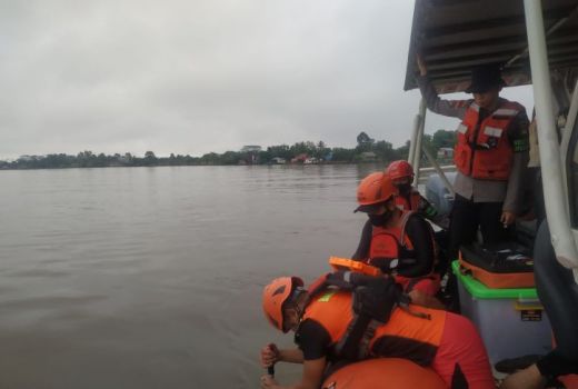 Longboat Tabrak Tongkang, Satu ABK Hilang di Sungai Kapuas - GenPI.co KALBAR