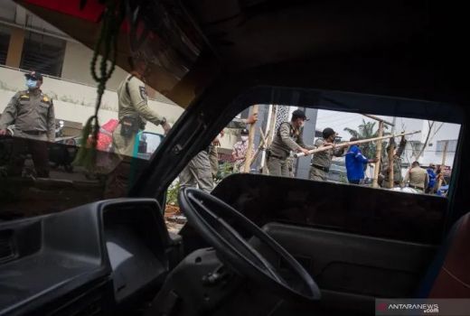 Bandel, Puluhan Gerobak PKL Diangkut Satpol PP Singkawang - GenPI.co KALBAR