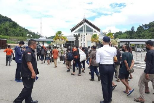 59 PMI Bermasalah Dipulangkan Lewat PLBN Entikong - GenPI.co KALBAR