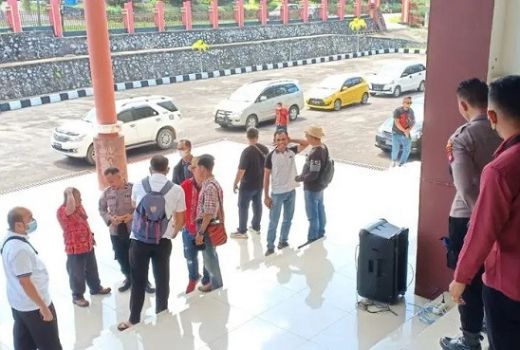 Seruduk DPRD, Masyarakat Desak Pelantikan Wakil Bupati Sintang - GenPI.co KALBAR