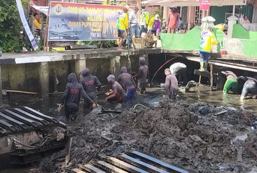Aksi Bersih Parit Tokaya Libatkan Balai Sungai hingga Pelajar - GenPI.co KALBAR