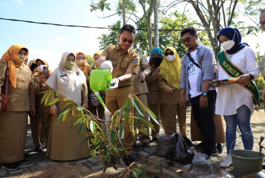 Ribuan Pohon Produktif Ditanam untuk Kalbar Teduh - GenPI.co KALBAR