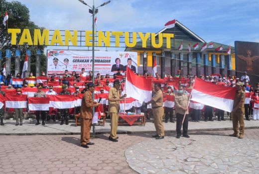 HUT RI, Ribuan Warga Sintang Dapat Bendera Merah Putih Gratis - GenPI.co KALBAR