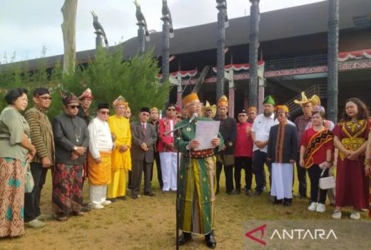 Kenakan Baju Adat, Puluhan Etnis Gelar Upacara di Radakng - GenPI.co KALBAR