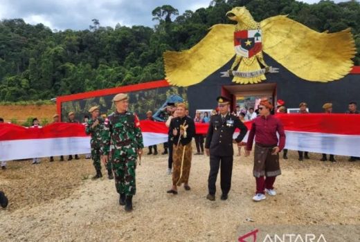 Warga Perbatasan Bentangkan Bendera 100 M di Bukit Semugang - GenPI.co KALBAR