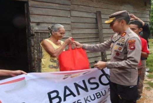 Warga Terdampak BBM Naik, Polres Kubu Raya Gercep Bagikan Sembako - GenPI.co KALBAR