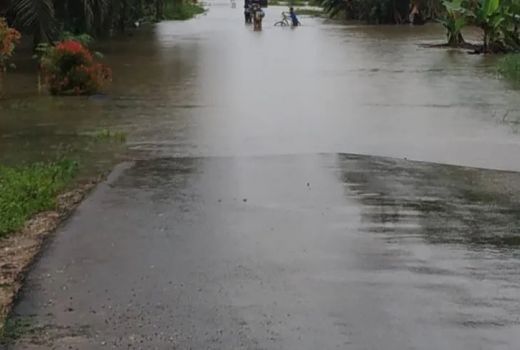 Hujan Deras, Jalan Utama Kecamatan Belitang Terendam Banjir - GenPI.co KALBAR