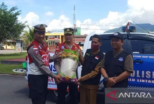 Harga BBM Naik, Warga Bengkayang Dapat Bansos dari Polisi - GenPI.co KALBAR