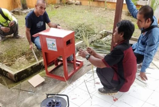 PLN Bantu Masyarakat Ubah Limbah Daun Sawit Jadi Usaha - GenPI.co KALBAR