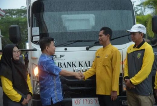 Atasi Persoalan Sampah Pasar Tebas, Satono Serahkan Truk Pengangkut - GenPI.co KALBAR