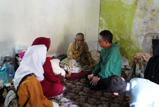 Sambangi Rumah Zulkifli, Edi Kamtono Serahkan Bantuan - GenPI.co KALBAR