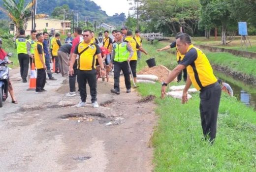 Gotong Royong, Dinas Pendidikan-Satlantas KKU Tambal Jalan Berlubang - GenPI.co KALBAR