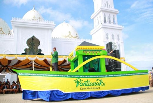 'Perahu Lancang Kuning' Kafilah Pontianak Arungi Jalanan di Ketapang - GenPI.co KALBAR