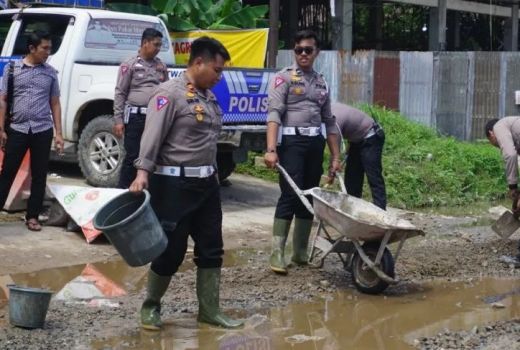 Ruas Jalan Provinsi yang Rusak Diperbaiki Satlantas Polres Melawi - GenPI.co KALBAR