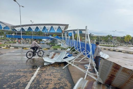 Kanopi Pejalan Kaki Bandara Supadio Porak-poranda Dihantam Angin Kencang - GenPI.co KALBAR