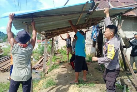 Bentuk Kepedulian, Polres Bengkayang Gelar Bedah Rumah Warga - GenPI.co KALBAR