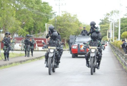 Simulasi Pengamanan Kota Putussibau, TNI-Polri Latihan Tempur Bersama - GenPI.co KALBAR