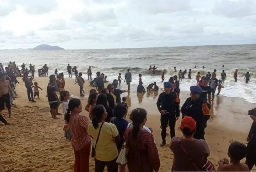 Bocah Terseret Ombak di Pantai Pasir Panjang Diselamatkan Anggota Brimob Singkawang - GenPI.co KALBAR