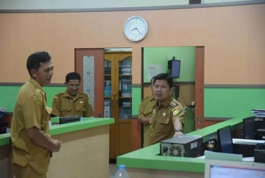 Satono Minta OPD Pemkab Sambas Tingkatkan Layanan Publik pada 2023 - GenPI.co KALBAR