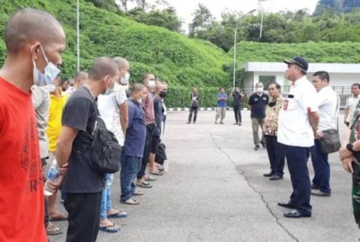 97 WNI Bermasalah yang Dideportasi dari Malaysia Didampingi KJRI Kuching - GenPI.co KALBAR