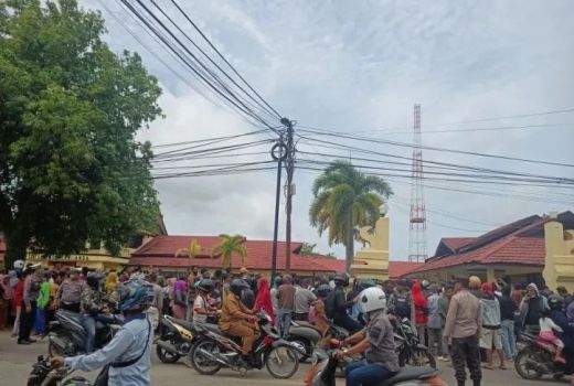 Minta Kejelasan SKT, Ratusan Warga Kecamatan MHS Datangi Mapolres Ketapang - GenPI.co KALBAR