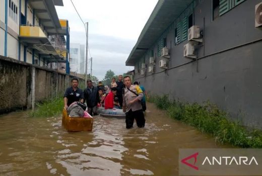 Banjir Rob Rendam Jalan Raya Singkawang-Bengkayang hingga Masuk Rumah Warga - GenPI.co KALBAR