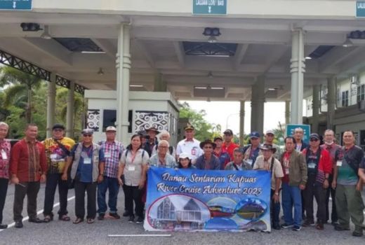 Gunakan Kapal Bandong, 25 Wisatawan Sarawak Malaysia Jelajahi Sungai Kapuas - GenPI.co KALBAR