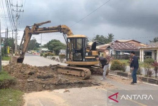 Tergerus Air Hujan, Jalan Nasional di Pasir Panjang Singkawang Rusak - GenPI.co KALBAR