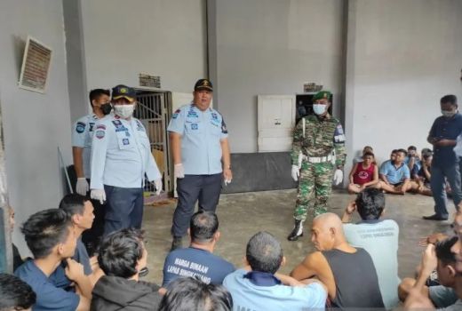 Razia di Blok Hunian Warga Binaan Lapas Singkawang, Petugas Temukan Barang Terlarang - GenPI.co KALBAR