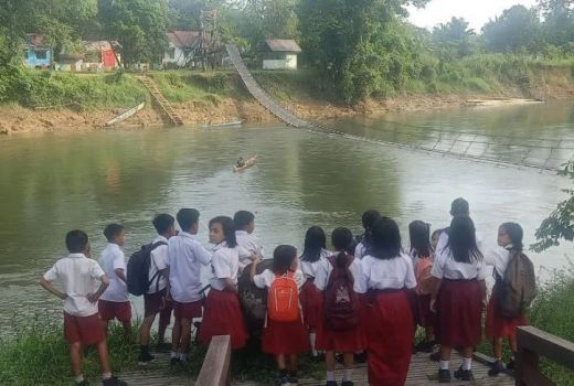 Jembatan Gantung Putus, Anak Sekolah di Ariung Mendalam Terpaksa Pakai Perahu - GenPI.co KALBAR