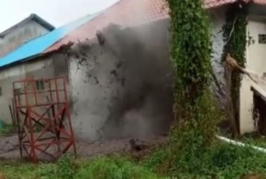 Viral di Medsos, Semburan Lumpur di Wajok Buat Dinding hingga Atap Ponpes Jebol - GenPI.co KALBAR