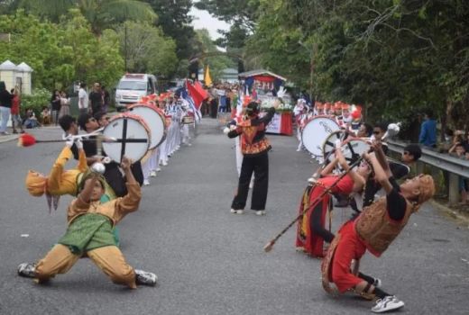 Meriahkan HUT Kota Sintang, Ratusan Pelajar Ikut Pawai Budaya Kenakan Pakaian Adat - GenPI.co KALBAR
