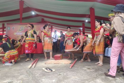 PGD Kalbar, DAD Kapuas Hulu Raih Juara II Lomba Menumbuk Padi dan Pangka Gasing - GenPI.co KALBAR