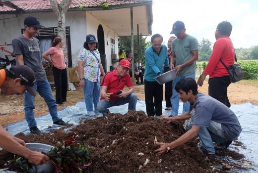 Atasi Permasalahan Pertanian Tanaman Pangan, Cornelis Latih Petani Buat Pupuk Organik - GenPI.co KALBAR