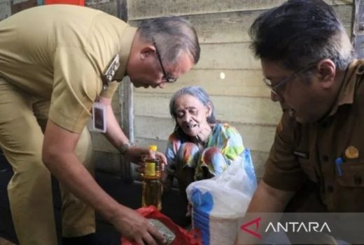 Lansia di Kota Singkawang Menerima Bantuan dari Pemkot - GenPI.co KALBAR