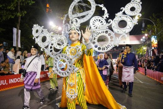 Keunikan Kostum Meriam Karbit Memukau dalam Karnaval dan Pawai Budaya Apeksi XVI - GenPI.co KALBAR