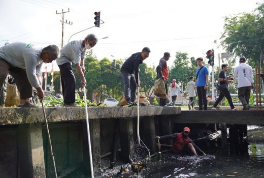 200 Peserta Gotong Royong Bersihkan Parit dan Drainase - GenPI.co KALBAR