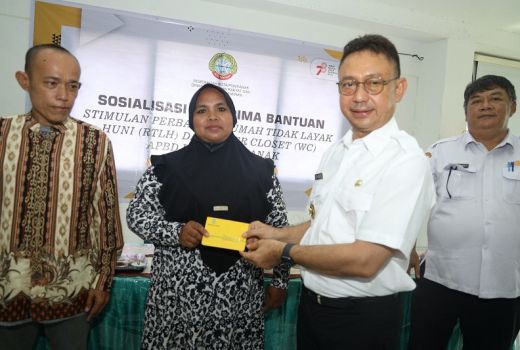 106 Warga Pontianak Dapat Bantuan Bedah WC, 77 Warga Dapat Bedah Rumah - GenPI.co KALBAR
