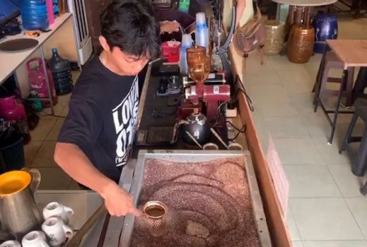 Kedai Kopi Nikmat Kota, Suguhkan Kopi Pasir Bernuansa Vintage - GenPI.co KALBAR