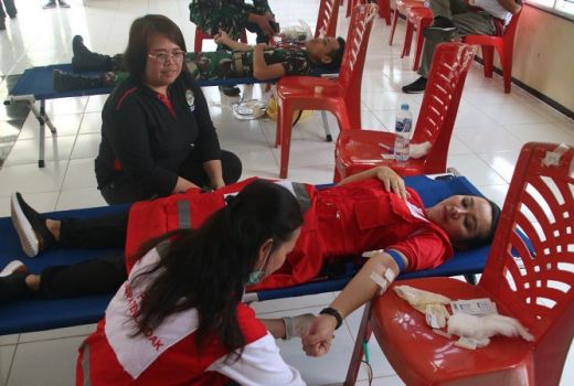 Karolin Donorkan Darah pada Kegiatan Jelimpo Sehat dan Peduli Lingkungan - GenPI.co KALBAR