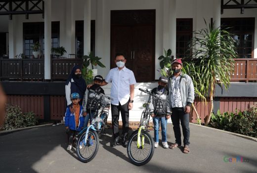 Si Kembar Faris dan Daris Terima Sepeda dari Wali Kota - GenPI.co KALBAR
