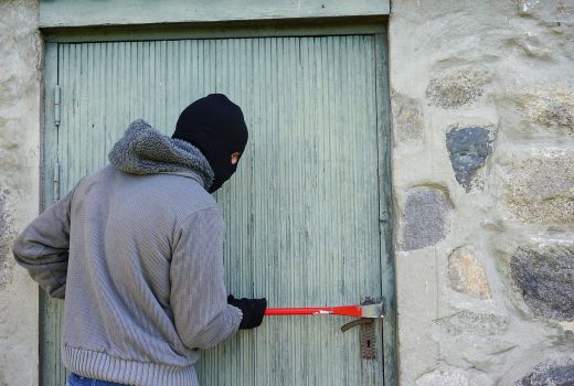 Pria Ini Mencuri Ikan dan Memakannya dengan Santai di Pos Polisi - GenPI.co KALTIM