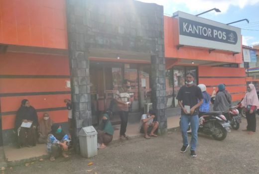 Warga Penajam Paser Utara Serbu Kantor Pos, Ternyata - GenPI.co KALTIM