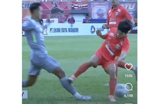 Gelandang Borneo FC Tekel Brutal Pemain Persebaya, Si Bintang Timnas Bisa Hancur - GenPI.co KALTIM