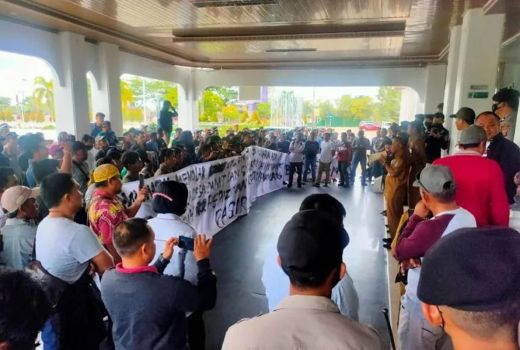 Warga Demo di Kantor Bupati Paser Minta Penambangan Pasir Dibebaskan - GenPI.co KALTIM