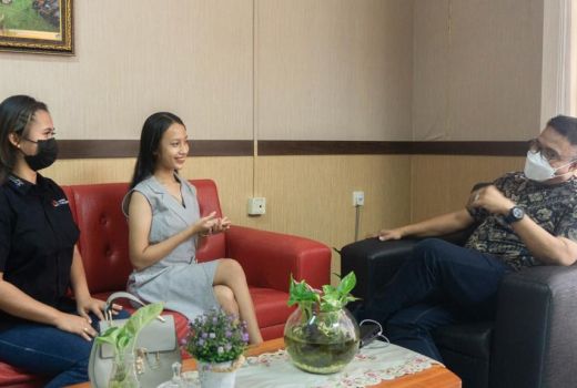 Jennefer Pomosikan Lagu ke Disbudpar Batam, Siapa Dia? - GenPI.co KEPRI
