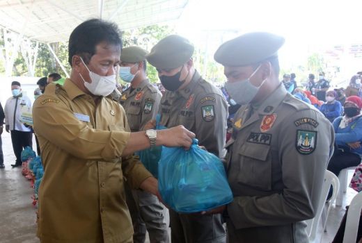 Baznas Barbagi, Satpol PP dan Petugas kebersihan Batam pun Senang - GenPI.co KEPRI