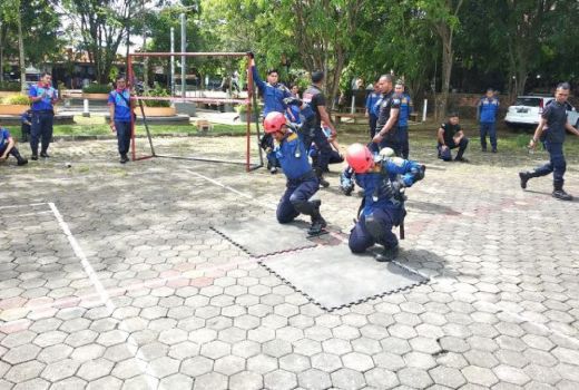 Cara Anggota Pemadam Kebakaran Tanjung Pinang Mengasah Kemampuan - GenPI.co KEPRI