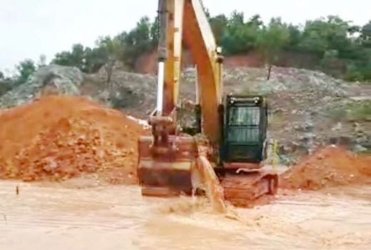 Langganan Banjir, Alat Berat Dinas Bina Marga Mangkal di Tembesi - GenPI.co KEPRI